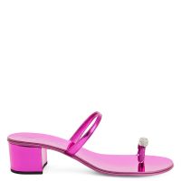 RING 40 - Fucsia - Flats