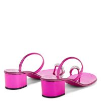 RING 40 - Fucsia - Flats