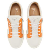上品コーデはコレで安心！ THE SHARK 5.0 LOW サンダル