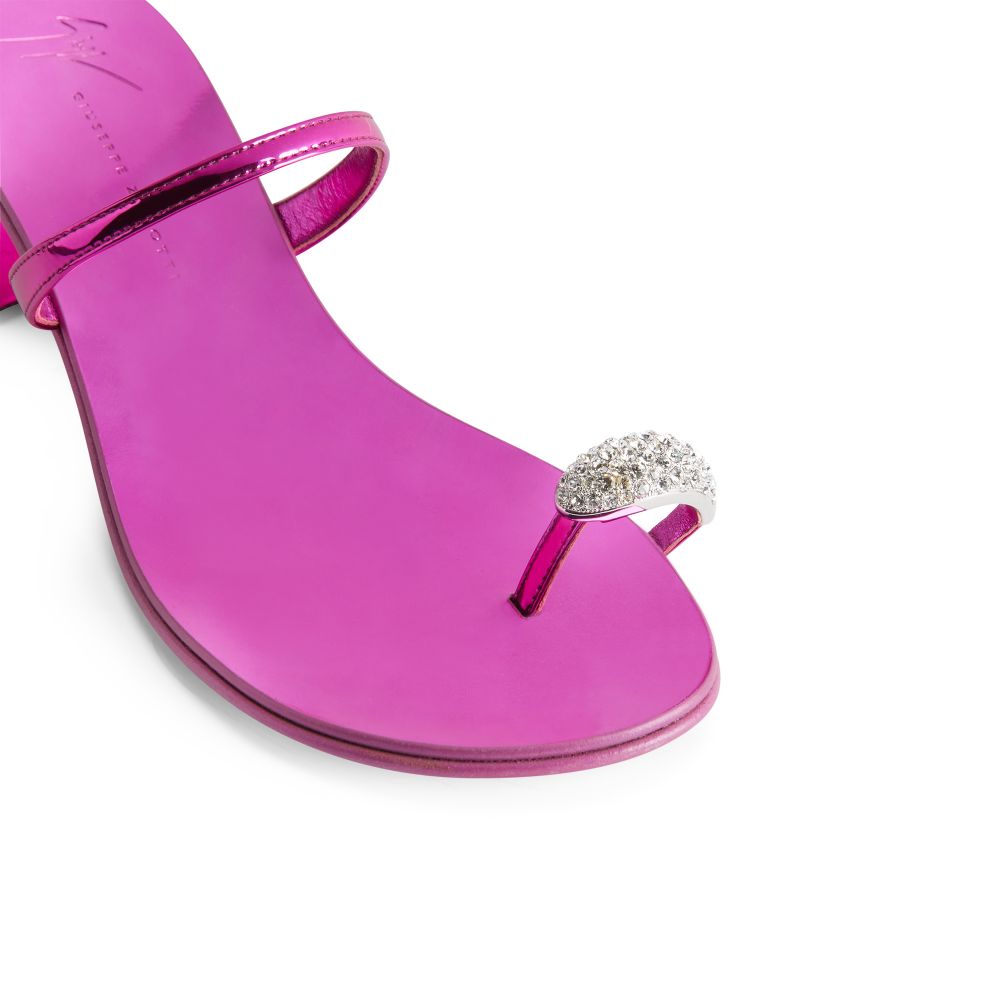 RING 40 - Fucsia - Flats