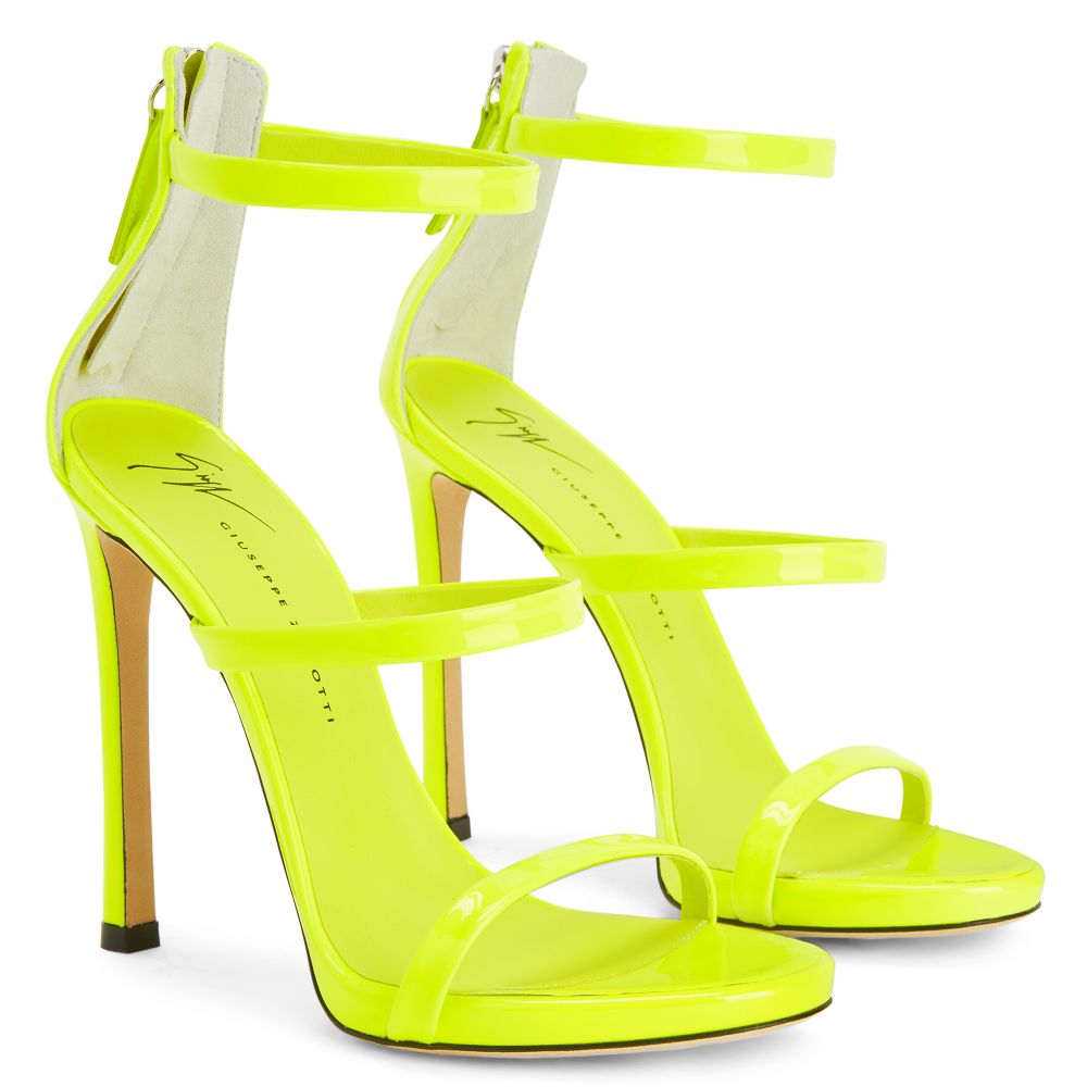 Giuseppe Zanotti Clementyne crystal-charm sandals - Yellow
