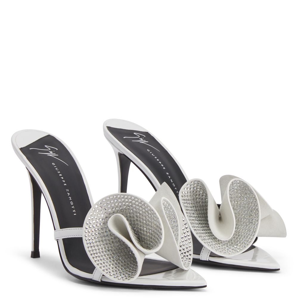 INTRIIGO CHARMANTE - White - Sandals