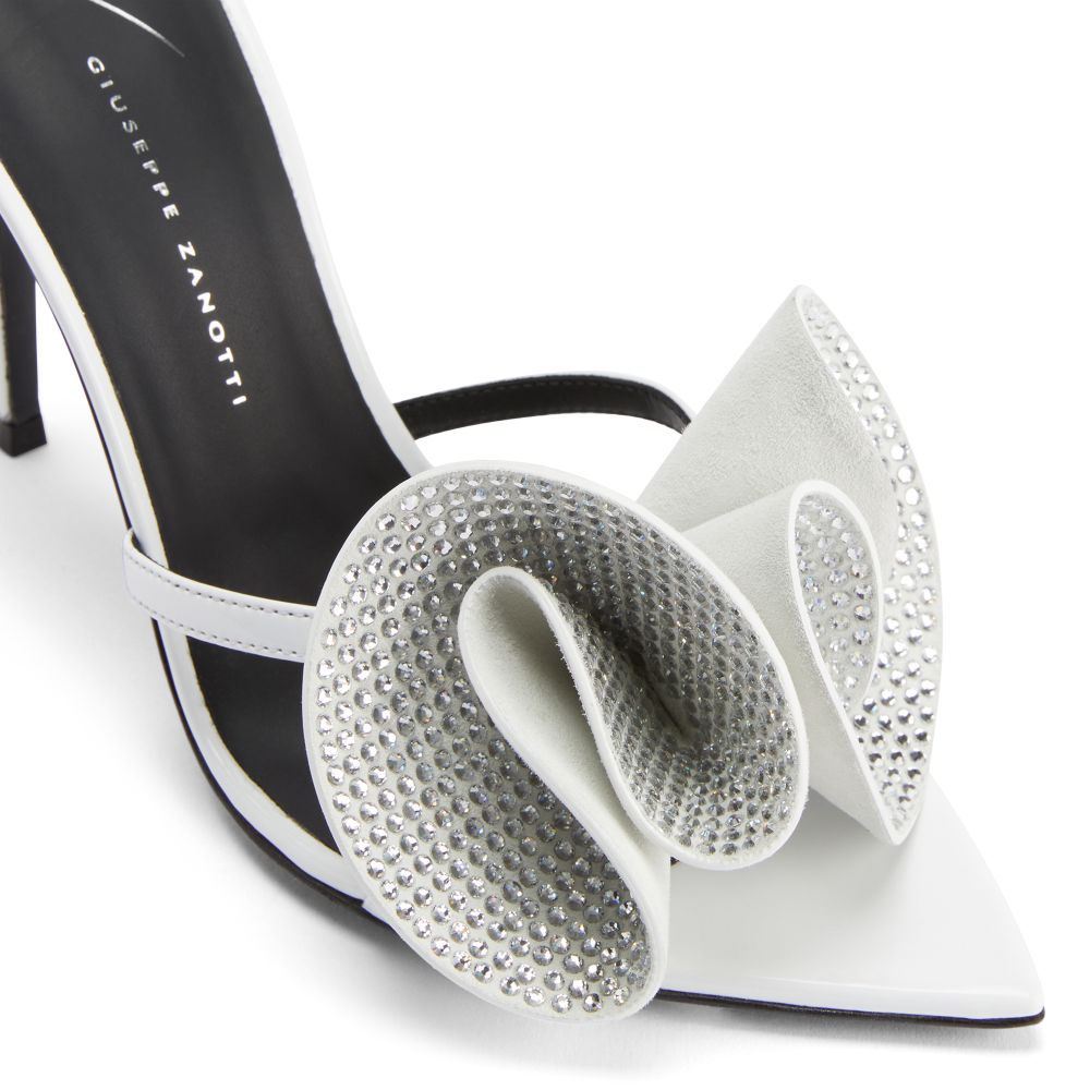 INTRIIGO CHARMANTE - White - Sandals