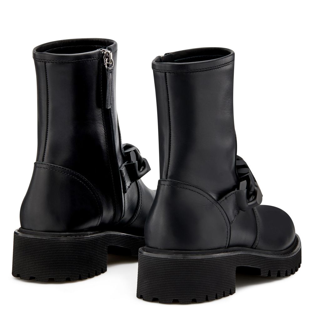 DESY CHAIN - Black - Boots