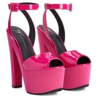 新品46200円sugar hillType502FadedDenimPants SERAFIE: Sandals Red | Giuseppe Zanotti