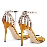 靴 YELLO O2 CRYSTAL EMBLEM SANDALS Jimmy Choo Saeda 85mm crystal-embellished Sandals | Yellow