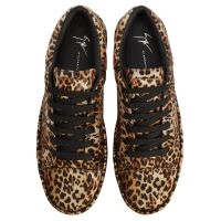 【関税込み】Giuseppe Zanotti ベージュ New Gz スニーカー NEW GZ RUNNER