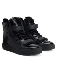 【GIUSEPPE ZANOTTI】フラットシューズ　スタッズ　黒　美品✳︎ Giuseppe Zanotti Design studded flip-flops ($295) ❤ liked